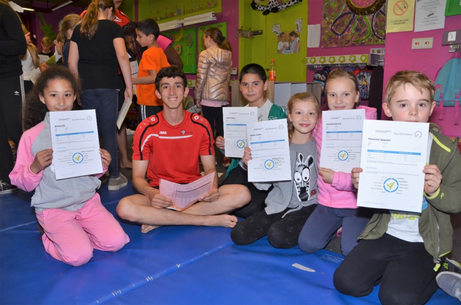 Kinderen tonen hun certificaat
